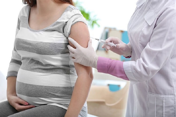 Tiêm vacxin để phòng ngừa bệnh hô hấp gây tác động xấu đến sức khỏe mẹ và bé 